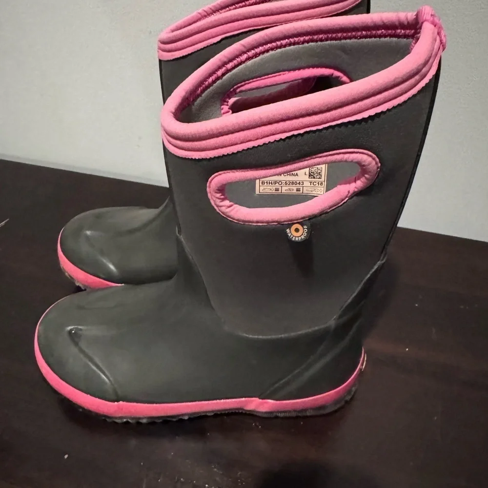 Bogs Classic Matte Kids Waterproof Boots - Black and Pink